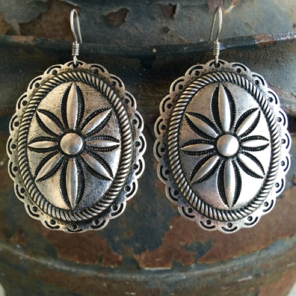 ⚙️3For$30⚙️ NEW Western Concho Flower Earrings - Picture 3 of 4